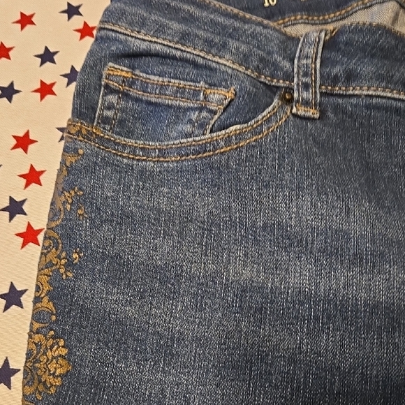 Stylish Blue Skinny Jeans with Gold Accents - Picture 4 of 6